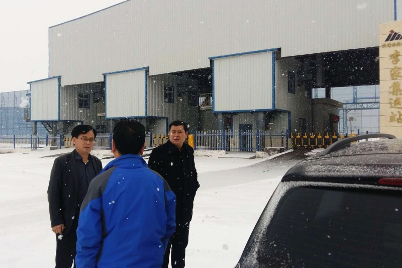 強化服務意識 提升舜龍形象 ——泊江海子礦雪后發(fā)運側記（作者：王生貴）