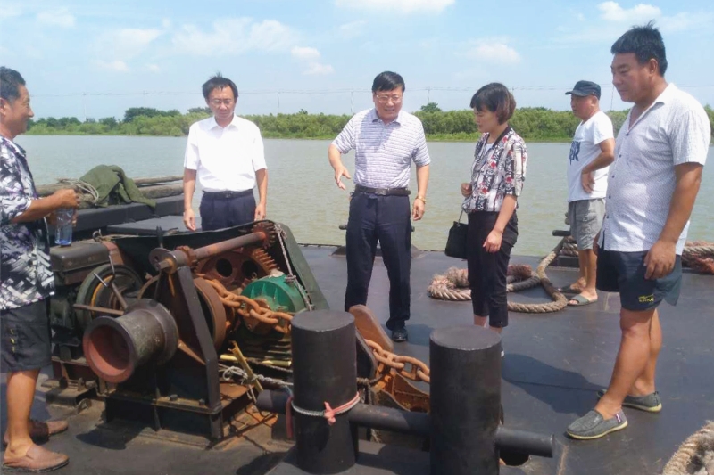 公司黨委委員、總經(jīng)理馬剛率隊深入船隊為船員“送清涼”